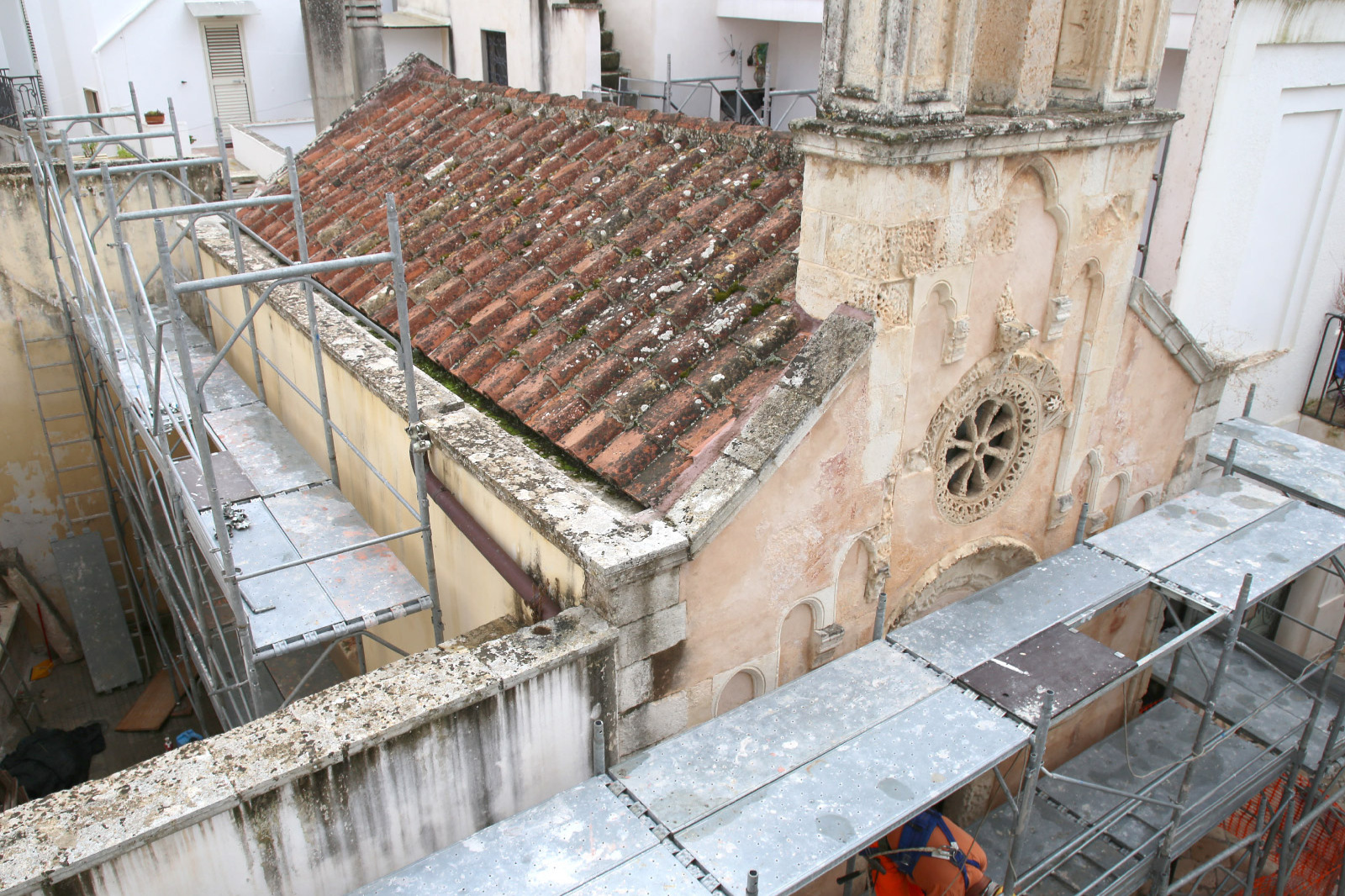 Fase A - Montaggio del ponteggio e della tettoia